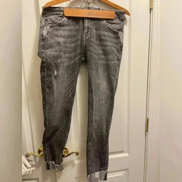 Original Zhrill Jeans Mid Rise denim cropped bottom comfortable & stylish. - Picture 4 of 15